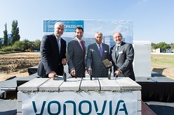    NRW- Wirtschaftsminister Garrelt Duin, Oberbürgermeister Thomas Eiskirch, Dr. Wulf Bernotat, Aufsichtsratsvorsitzender der Vonovia SE und Rolf Buch, Vorsitzender des Vorstands der Vonovia SE legen den Grundstein für die neue Vonovia Unternehmenszentrale in Bochum. (von links nach rechts) 